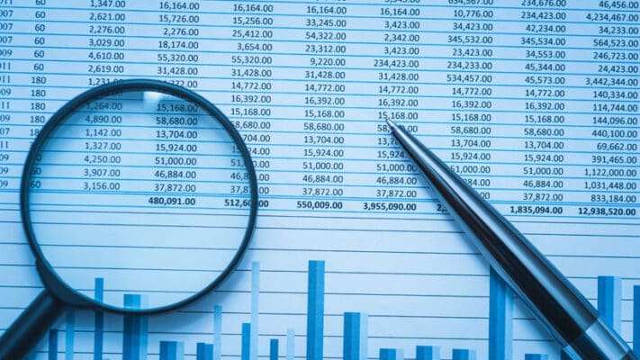 مفروضات حسابداری را می‌توان به عنوان مجموعه‌ای از قوانین تعریف کرد که تضمین می‌کند عملیات تجاری یک سازمان به طور کارآمد و مطابق با استانداردهای تعریف شده توسط FASB (هیئت استانداردهای حسابداری مالی) انجام می‌شود، که در نهایت به ایجاد زمینه برای سازگاری و قابلیت اطمینان کمک می‌کند.