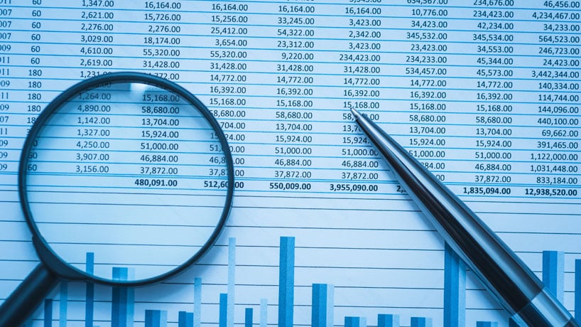 مفروضات حسابداری را میتوان به عنوان مجموعهای از قوانین تعریف کرد که تضمین میکند عملیات تجاری یک سازمان به طور کارآمد و مطابق با استانداردهای تعریف شده توسط FASB (هیئت استانداردهای حسابداری مالی) انجام میشود، که در نهایت به ایجاد زمینه برای سازگاری و قابلیت اطمینان کمک میکند.